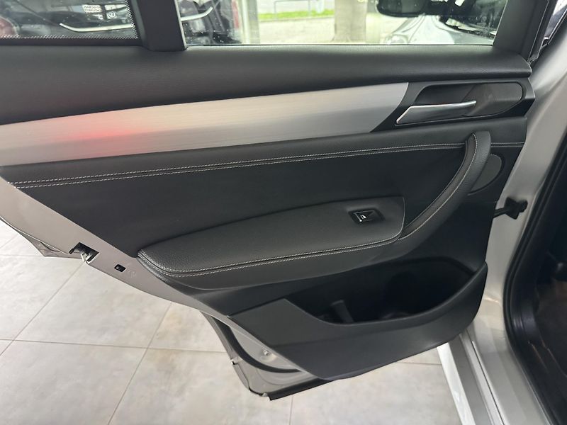 BMW X4 (2017) X4 M40i xDrive HARMAN KARDON - fotka 21 z 35