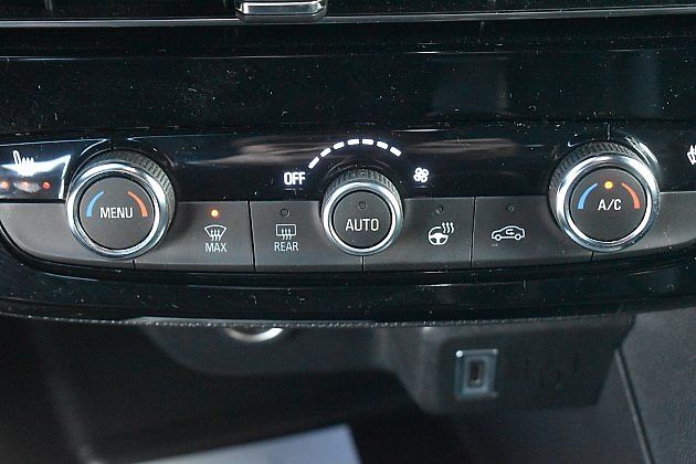 Panel klimatizace zůstal s klasickými ovladači., zdroj: Deník/Radek Pecák