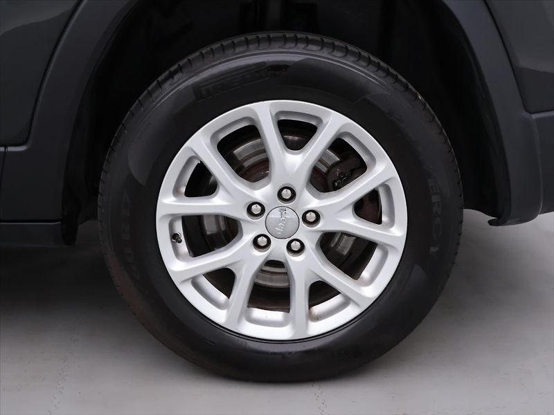 Jeep Cherokee 2,0 CRDI 125kW Aut. 4x4 - fotka 24 z 31