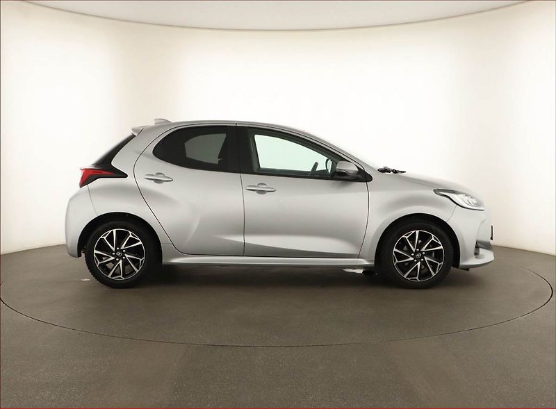 Toyota Yaris (2023) Comfort Style Tech 1.5 VVT-i - fotka 6 z 14