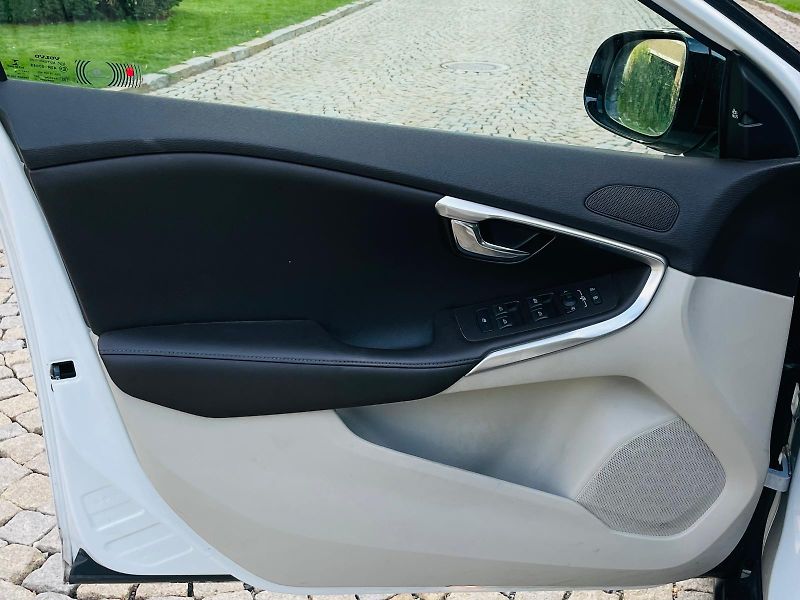 Volvo V40 2.0i AUT 1MAJITEL CROSS COUNTR - fotka 29 z 49