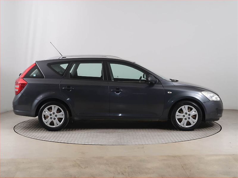 Kia Ceed (2009) 1.6 CRDi, nová STK, rezervace - fotka 6 z 13