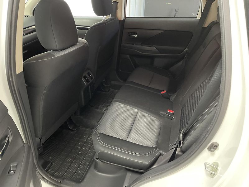 Mitsubishi Outlander 2.0 MIVEC AT 4x4 ČR REZERVACE - fotka 18 z 25