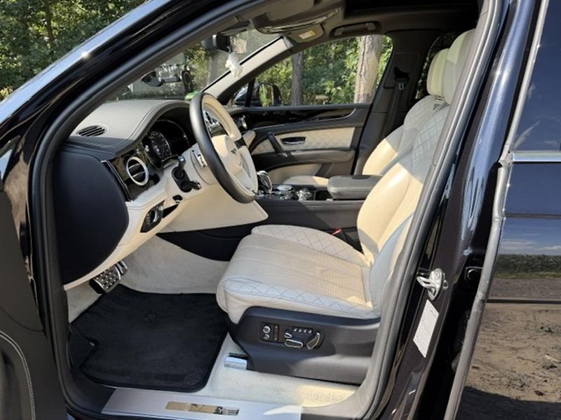 Bentley Bentayga 6,0 V12 4WD,head-up, TOP STAV - fotka 13 z 49