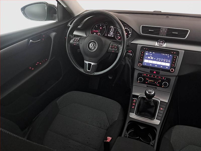 Volkswagen Passat (2011) 2.0 TDI, Navi, Xenony - fotka 7 z 16