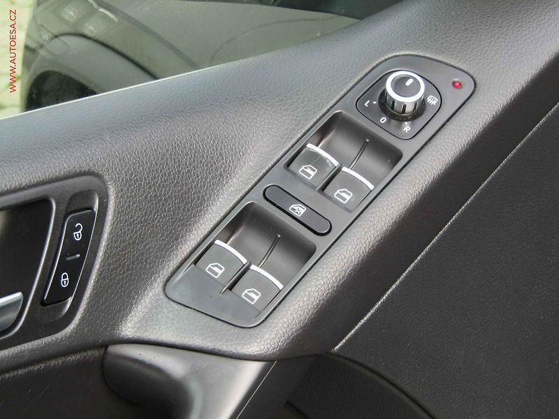 Volkswagen Tiguan (2011) 2.0 TDi 4x4, DSG, kůže, AC - fotka 9 z 18