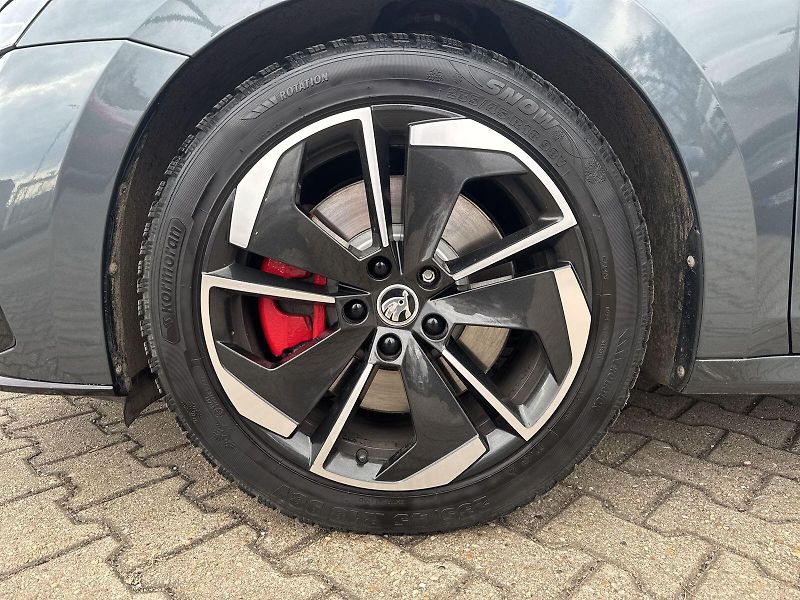 Škoda Octavia (2021) 2.0 TSI DSG RS - fotka 32 z 36