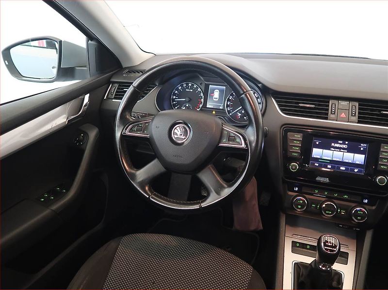 Škoda Octavia (2015) 1.6 TDI, Navi, Tempomat - fotka 7 z 13