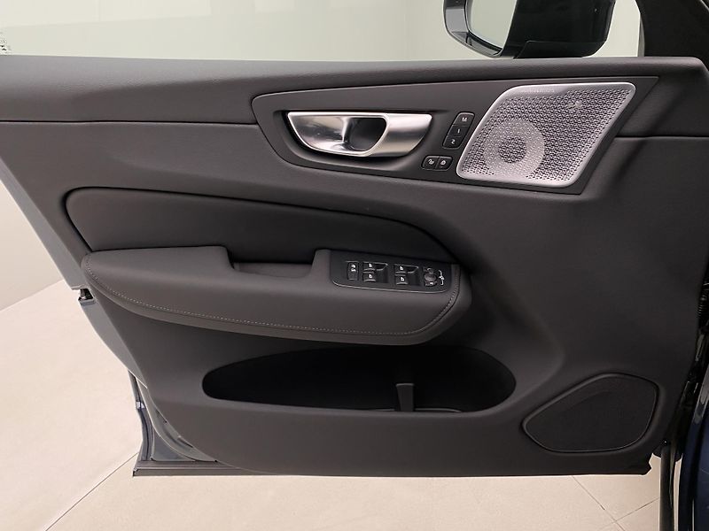 Volvo XC60 T8 AWD RECHARGE BLACK EDITION - fotka 7 z 63