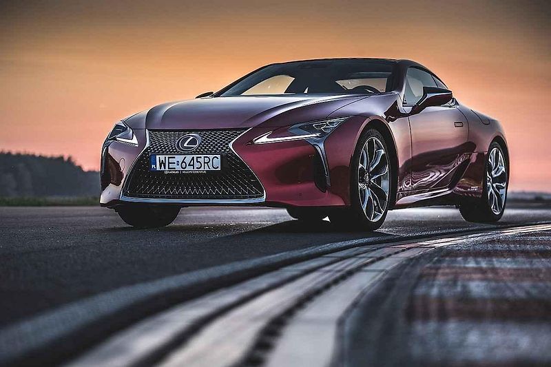 Interiér upraveného Nissanu GT-R.