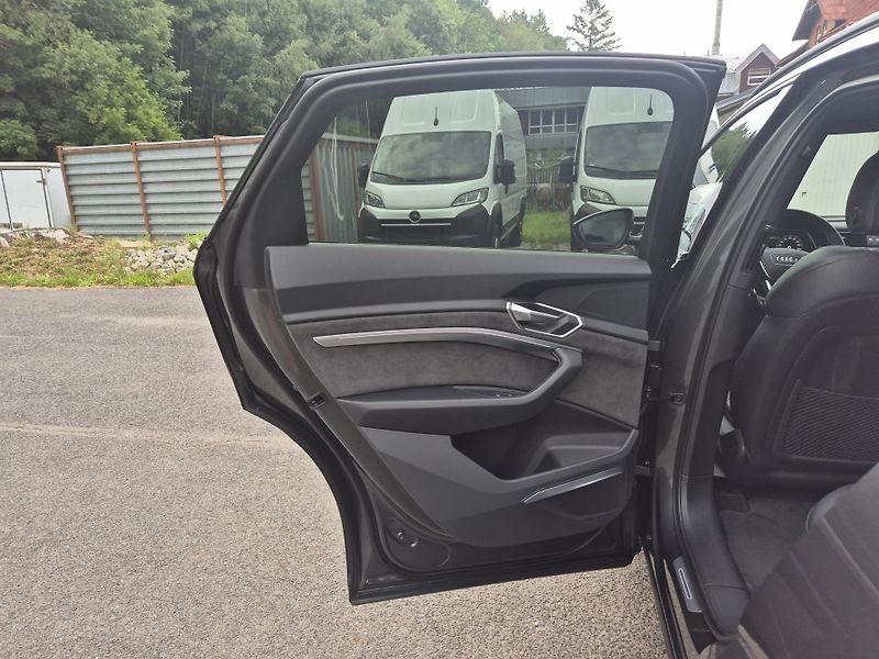 Audi e-tron SPORTBACK S 370kw SOH 96% - fotka 36 z 48