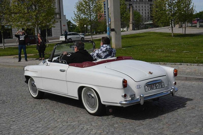 Stovka nablýskaných motocyklů a automobilů předválečné a meziválečné éry vyrazila v neděli z Horního náměstí v Přerově na spanilou jízdu regionem. Nejstarší účastnicí byla osmaosmdesátiletá Libuše Šulcová, která na trasu vyrazila na motocyklu BSA 770 se s
