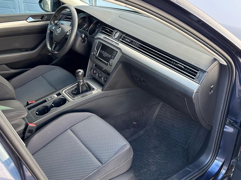 Volkswagen Passat Trendline - fotka 9 z 24