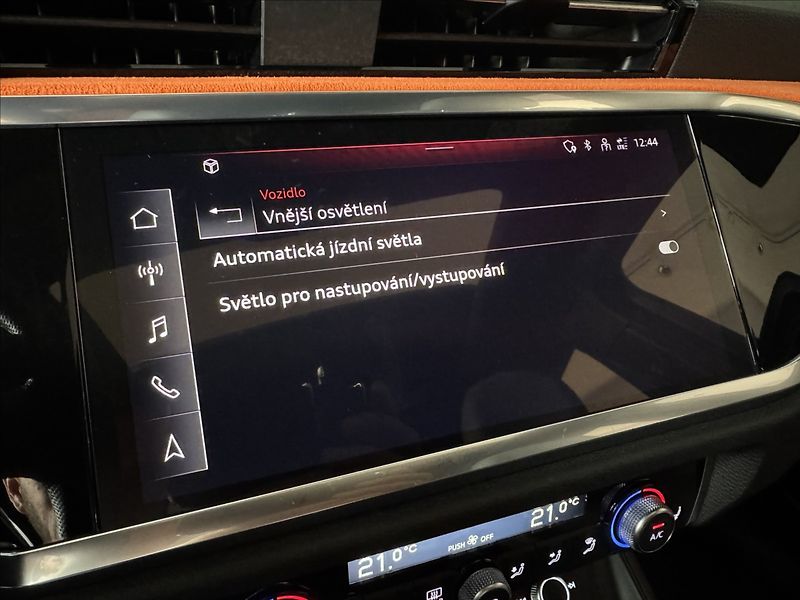 Audi Q3 2,0 TDi  S-Line Záruka LED Kam - fotka 32 z 45