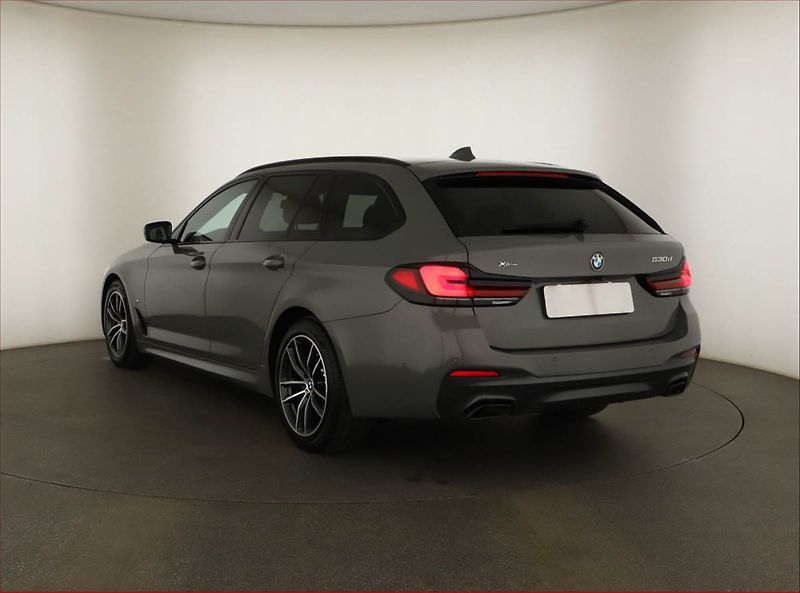 BMW Řada 5 (2021) 530d xDrive - fotka 4 z 20