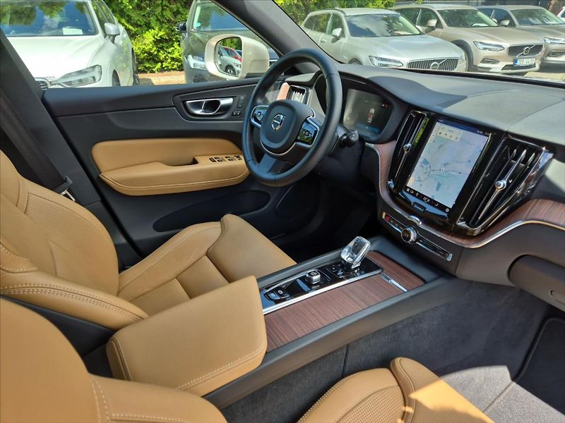 Volvo XC60 2,0 B4 AWD diesel Plus Bright - fotka 13 z 19