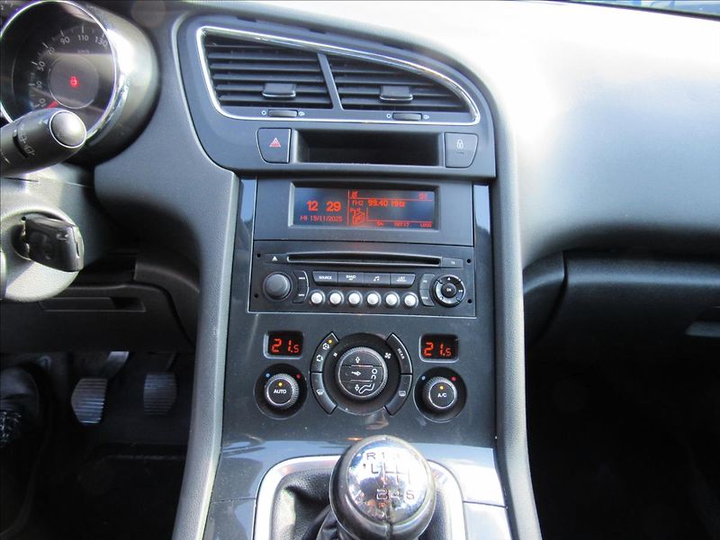 Peugeot 5008 2,0 HDi 110kW - fotka 15 z 23