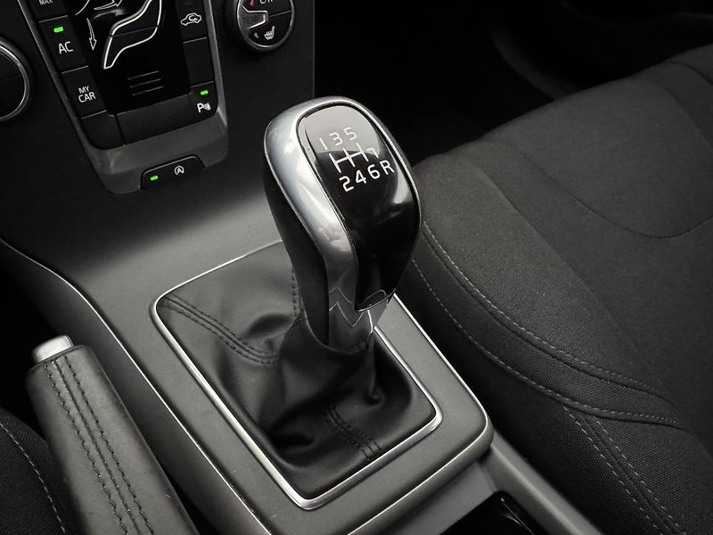 Volvo V40 T2 KINETIC CZ 1.maj REZERVACE - fotka 27 z 40
