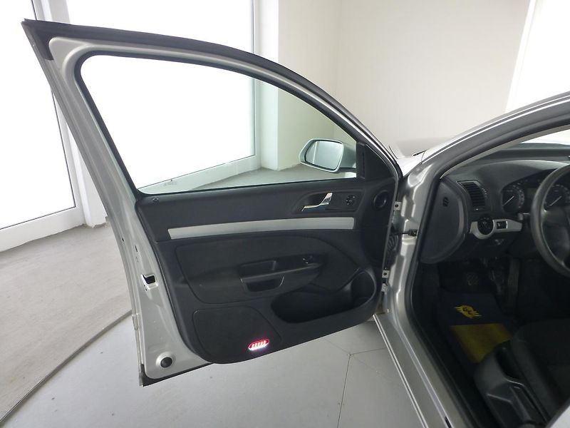 Škoda Octavia (2006) 1,6I-75KW**KLIMA**ALU****TAŽNÉ - fotka 9 z 27