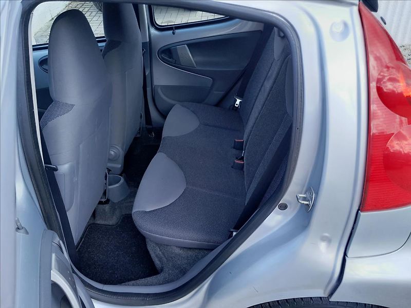 Peugeot 107 1,0i 50kW AUTOMAT - fotka 19 z 38