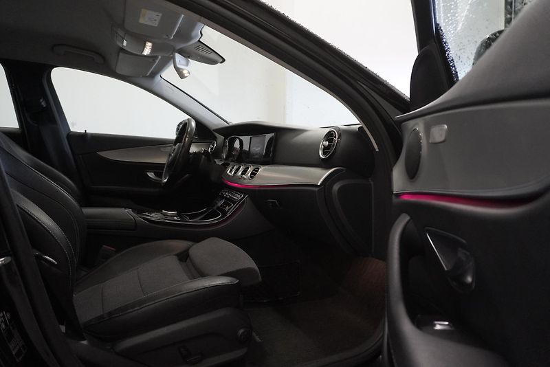 Mercedes-Benz Třídy E (2017) E220D AUTOMAT - fotka 34 z 38