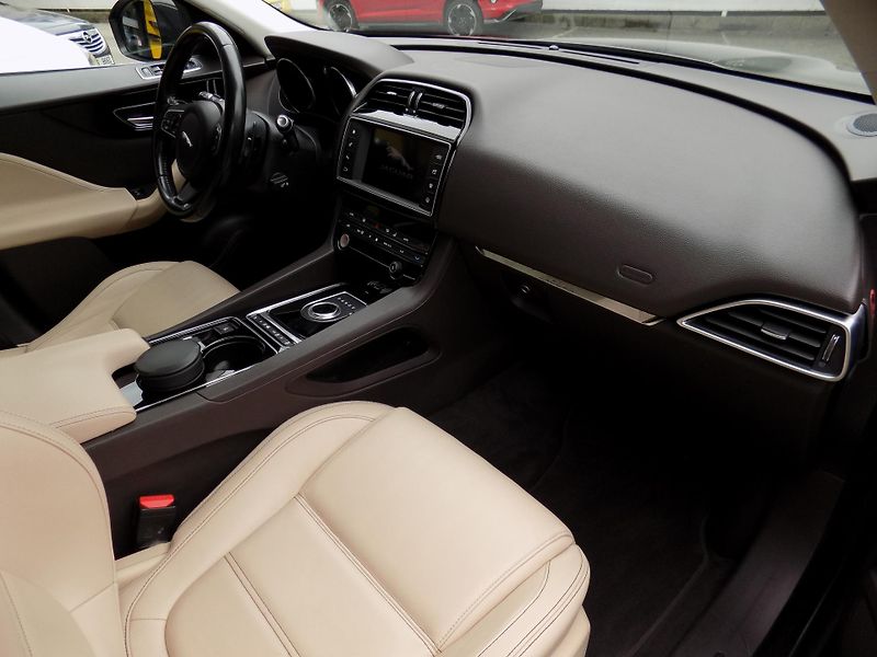 Jaguar F-Pace (2017) 2.0 D Původ ČR  - fotka 12 z 19