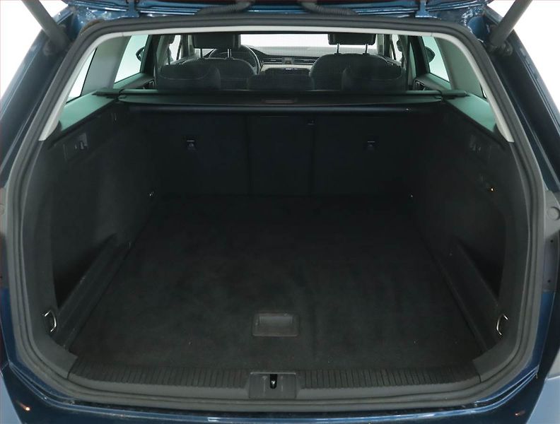 Volkswagen Passat (2021) Elegance 2.0 TDI - fotka 14 z 22