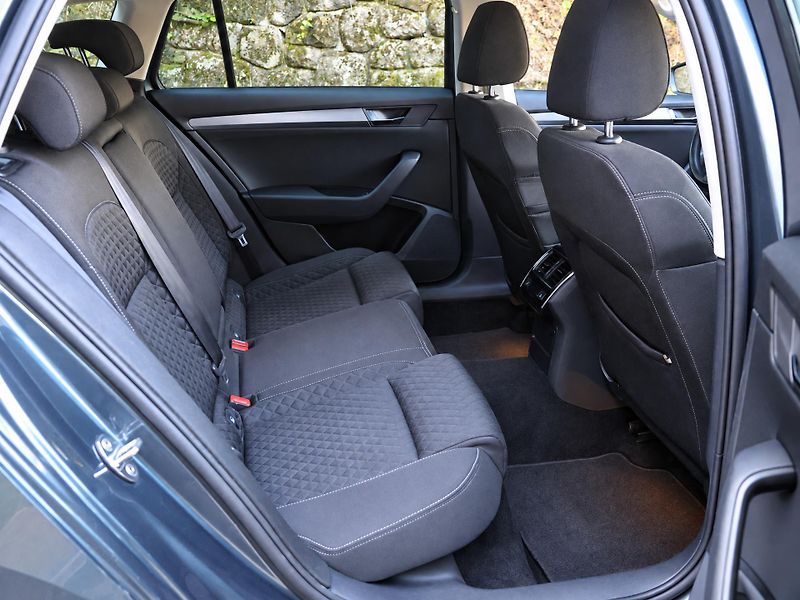 Škoda Superb 2,0 TDI DSG 110kW Style Navi - fotka 14 z 47