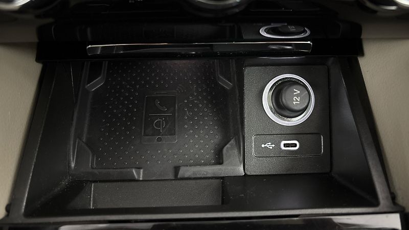 Škoda Superb 1.5 TSI DSG L&K Combi - fotka 26 z 33