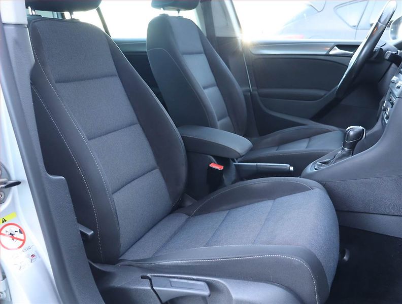 Volkswagen Golf (2012) 1.6 TDI, Automat, Tempomat - fotka 9 z 16