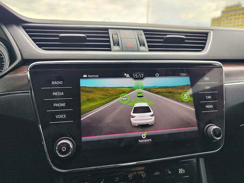 Škoda Superb 2.0 TDi/147kW Scout DSG 4x4 - fotka 22 z 39