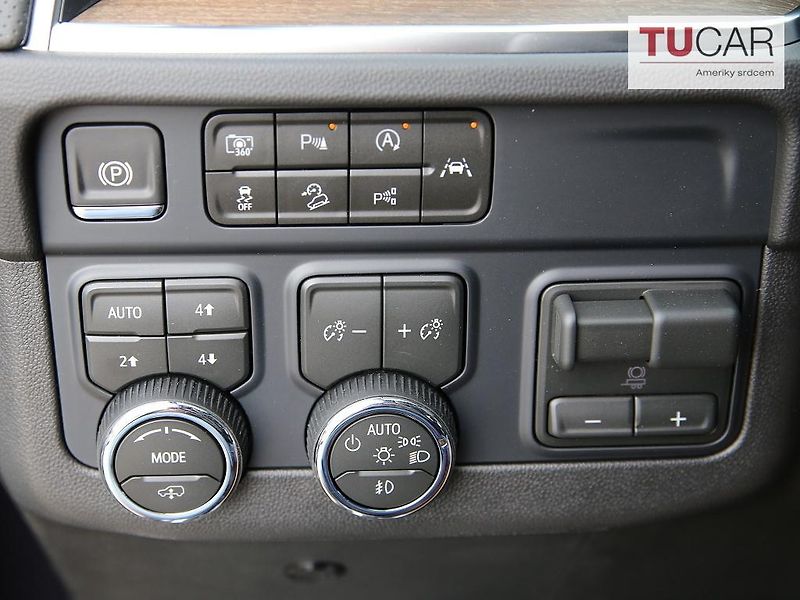 Chevrolet Suburban 6,2 V8 High Country - fotka 24 z 51