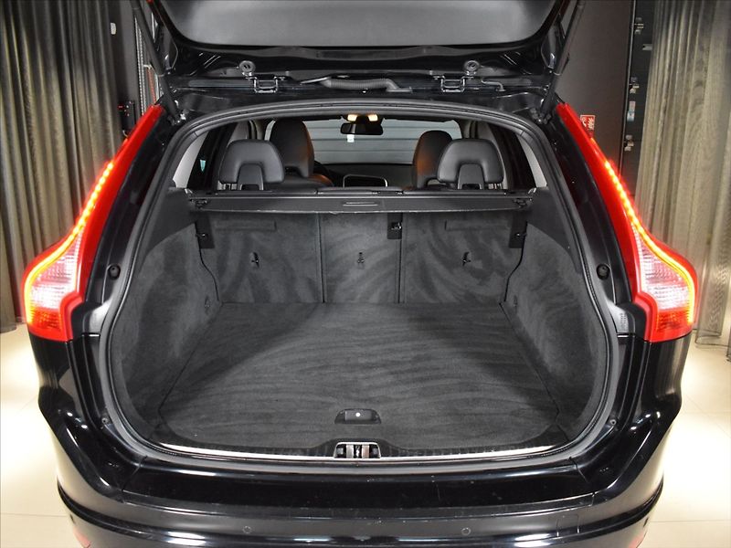 Volvo XC60 2,4 D4 SUMMUM - fotka 10 z 22