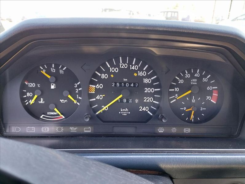 Mercedes-Benz 124 2,6 i 118 KW - fotka 11 z 16