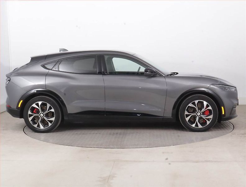 Ford Mustang Mach-E (2021) Standard Range AWD, SoH 93% - fotka 6 z 20