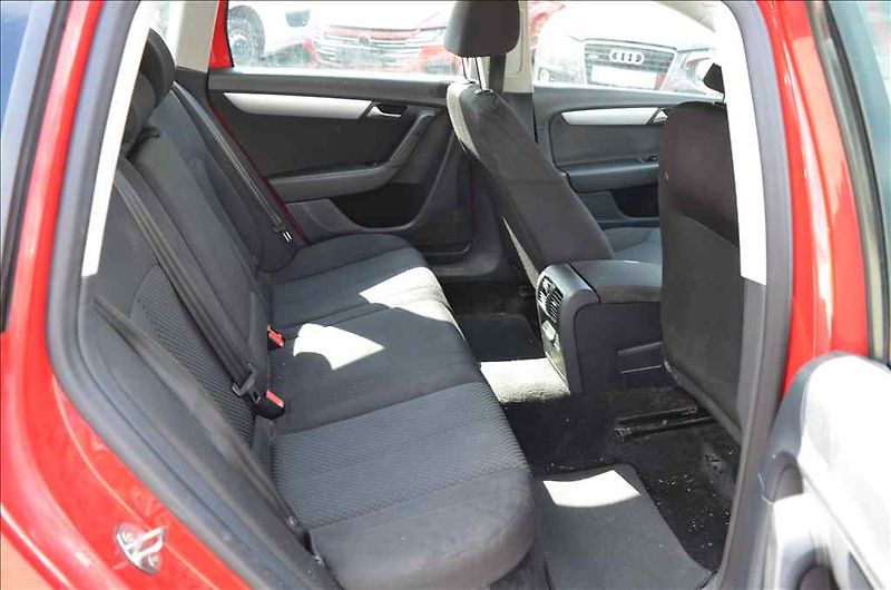 Volkswagen Passat (2012) VARIANT 1,6 TDI - fotka 22 z 24