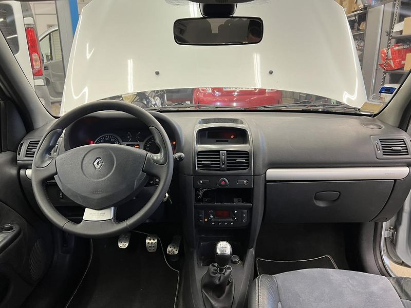 Renault Clio Sport 2.0l 124 kW - fotka 8 z 16