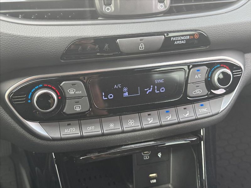 Hyundai i30 1,6 TGDI STYLE AT 1.MAJITEL - fotka 12 z 15