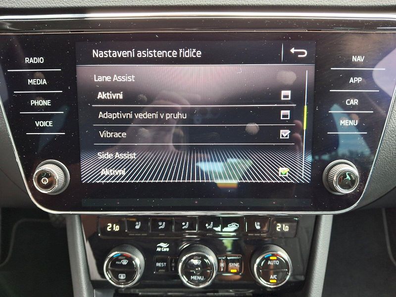 Škoda Superb (2020) L&K DSG 2,0TSi 140kW - fotka 20 z 35