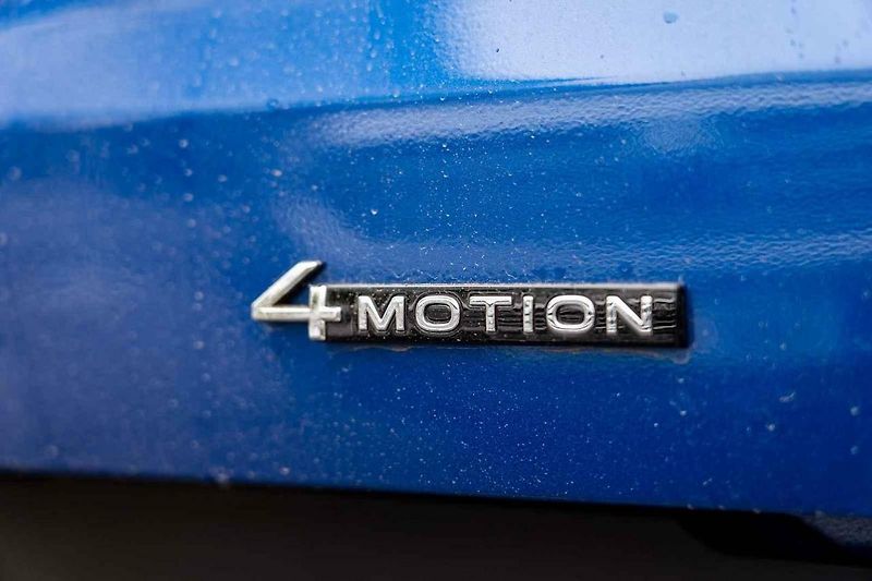 Na stejnou terénní trať se při prezentaci vydávaly auta VW z nejrůznějších kategorií.