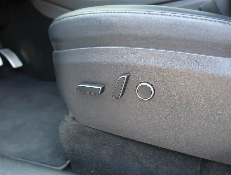 Tesla Model Y (2022) Performance 79kWh - fotka 18 z 21