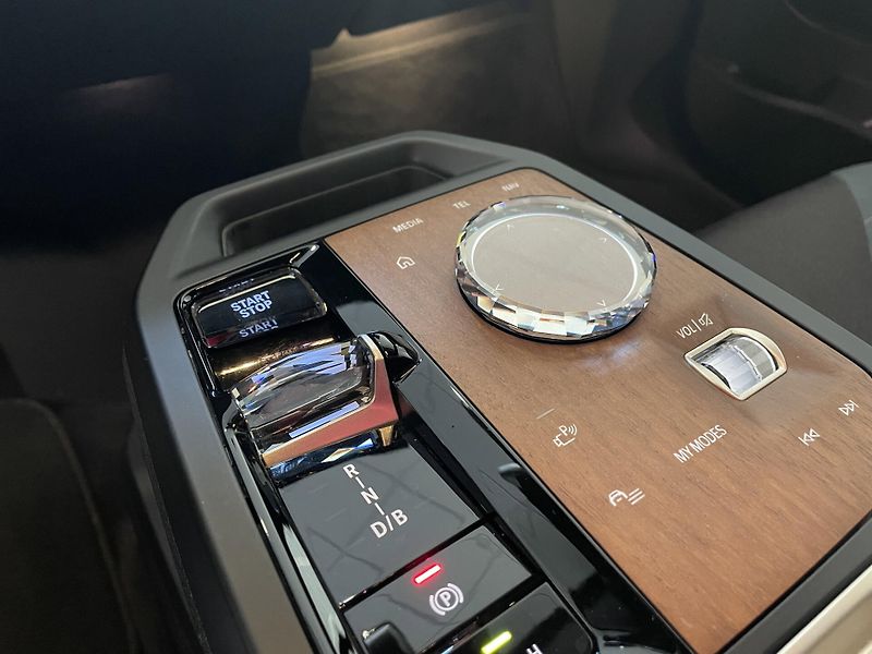 BMW iX (2022) XDrive 40 - fotka 18 z 30