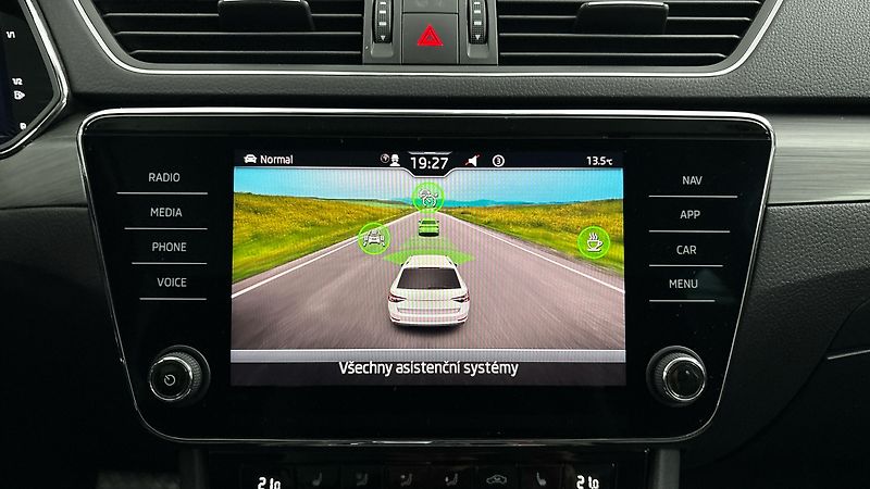 Škoda Superb 2.0 TDI DSG 4x4 Style Combi - fotka 27 z 30