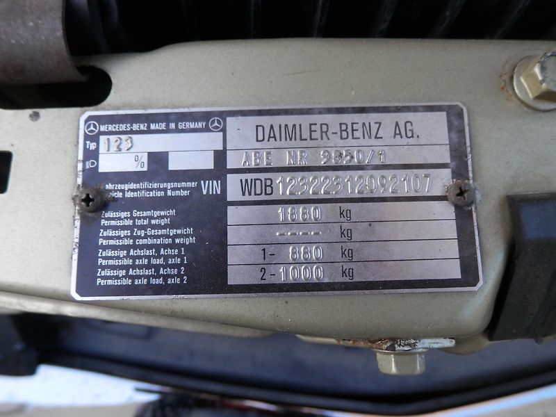 Mercedes-Benz 123 230E AUTOMAT - fotka 34 z 36