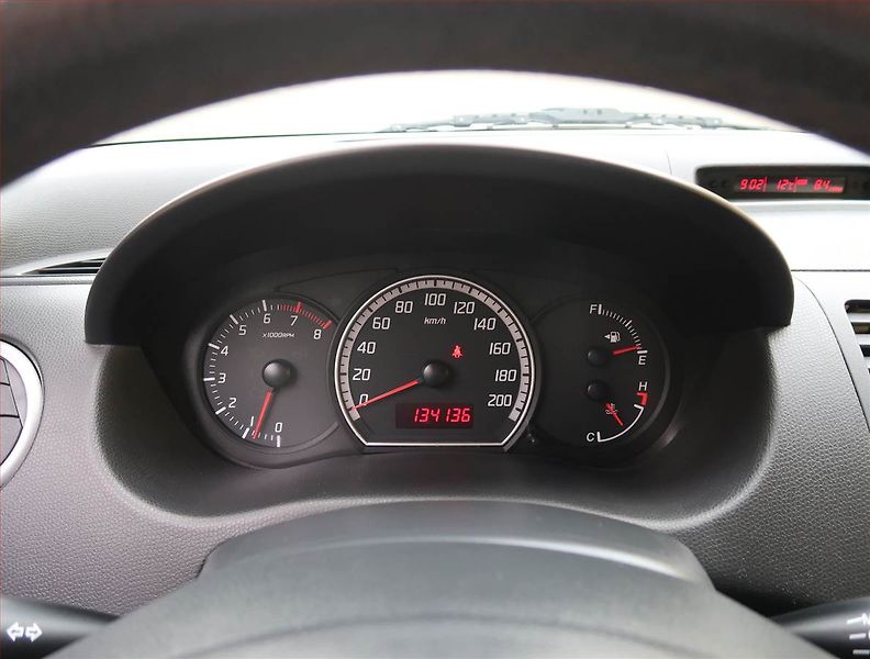 Suzuki Swift (2010) 1.3 i, Serv.kniha, nová STK - fotka 11 z 16