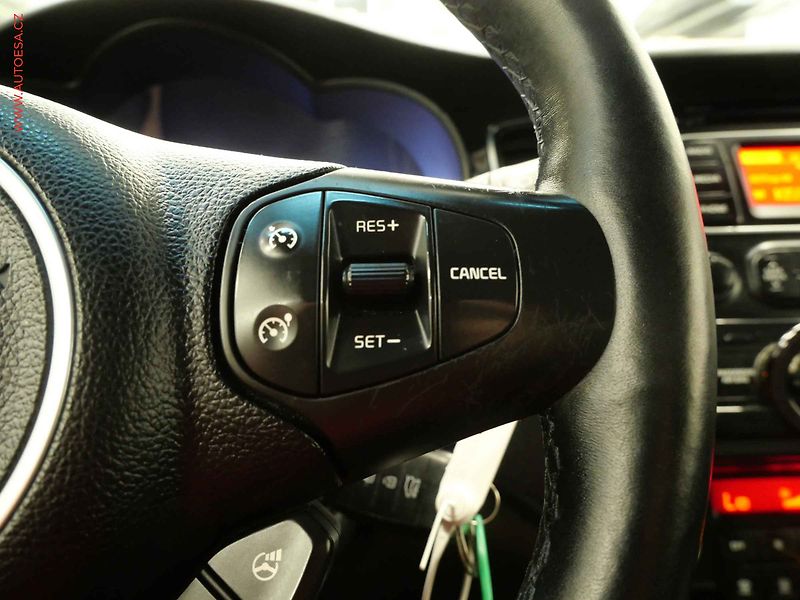Kia Carens (2015) 1.7CRDI, ČR, AC, výhřev sed. - fotka 17 z 21