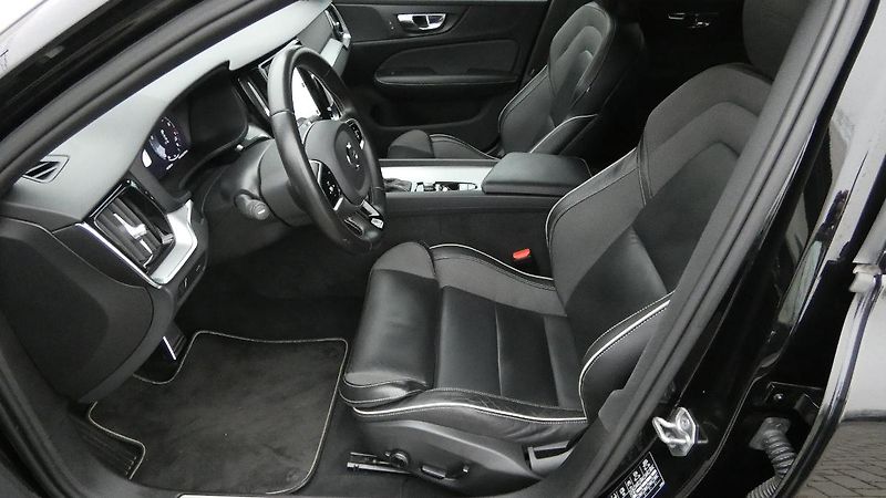 Volvo S60 T4 FWD R-Design - fotka 17 z 21