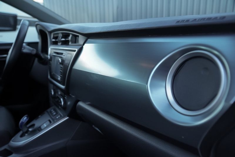 Toyota Auris 1.8 HYBRID ACTIVE+ - fotka 14 z 24