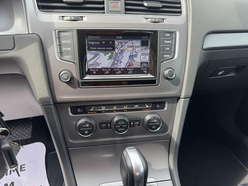 Volkswagen Golf (2015) 1.6TDi,DSG,rezervace - fotka 19 z 49