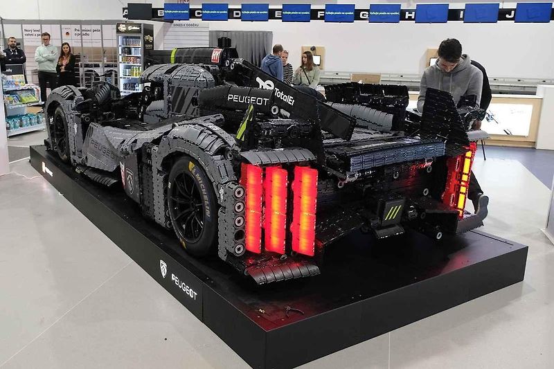 Instalace modelu stavebnice Peugeot Le Mans za účasti designera společnosti Lego.
